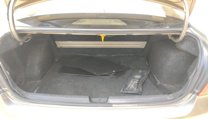 2012 Skoda Rapid ELEGANCE 1.6 TDI CR MT, Diesel, Manual, 85,313 km, exterior