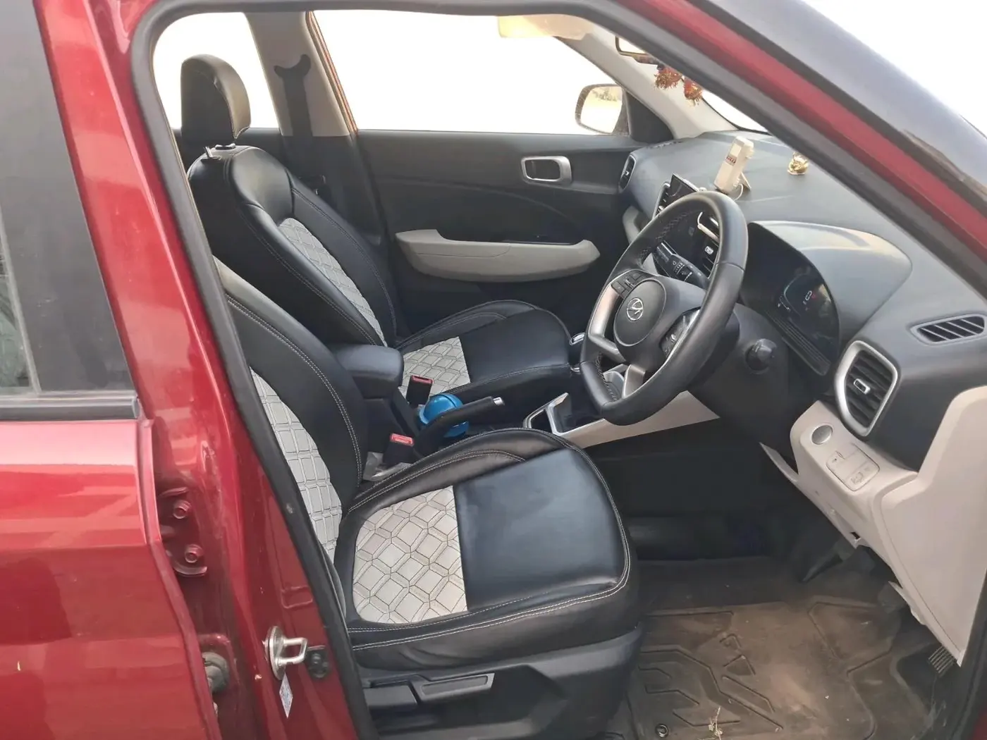 2022 Hyundai VENUE SX 1.2 PETROL DUAL TONE, Petrol, Manual, 13,500 km, interior