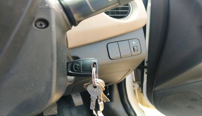 2016 Hyundai Grand i10 MAGNA 1.2 KAPPA VTVT, CNG, Manual, 1,60,003 km, interior