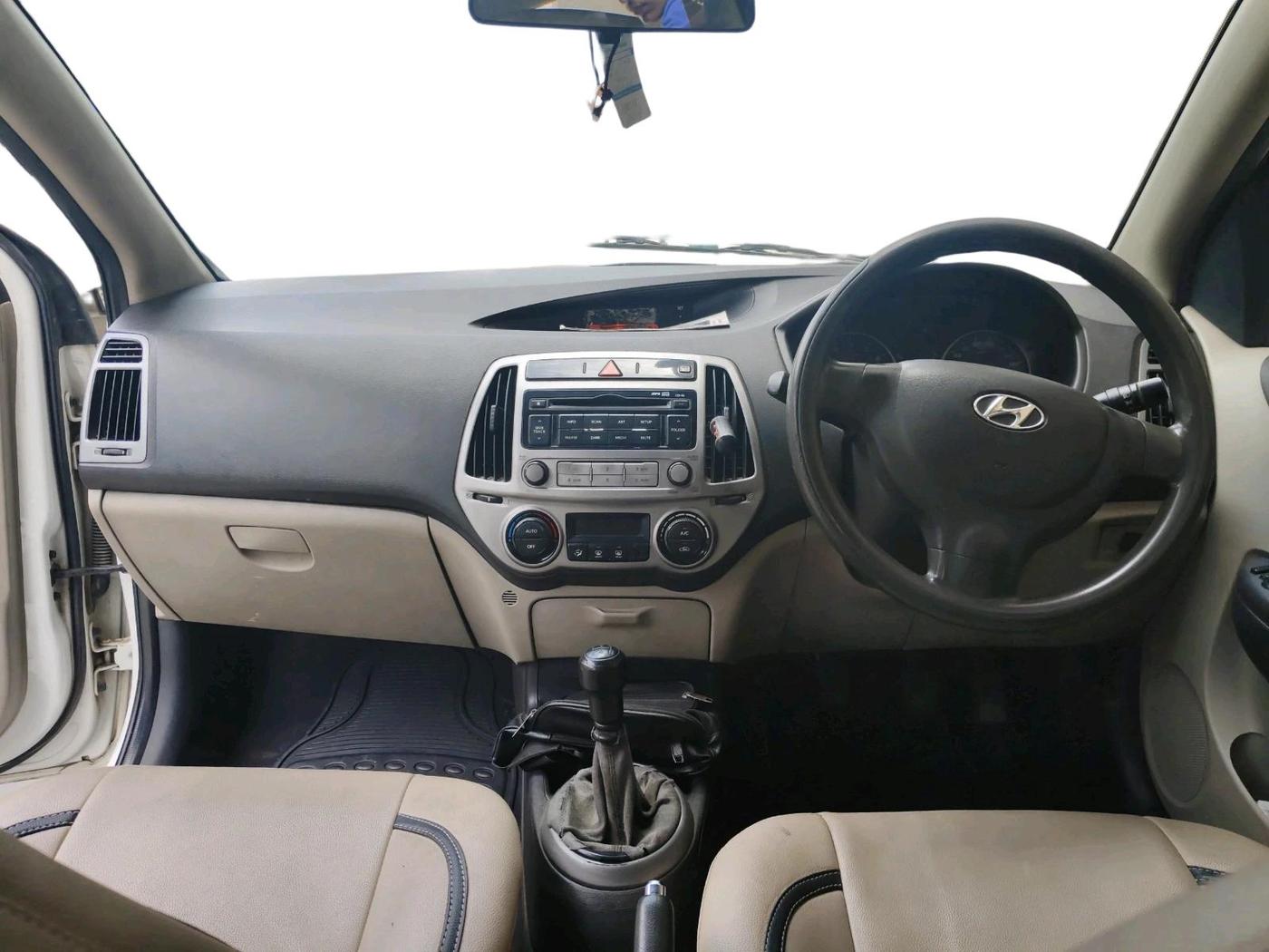 2012 Hyundai i20 MAGNA 1.2, CNG, Manual, 3,31,456 km, interior