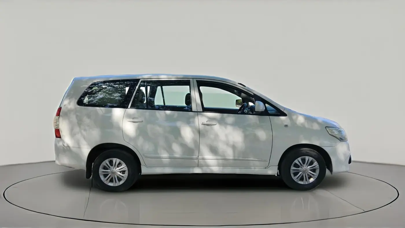 2013 Toyota Innova 2.5 GX 7 STR, Diesel, Manual, 1,29,432 km, exterior