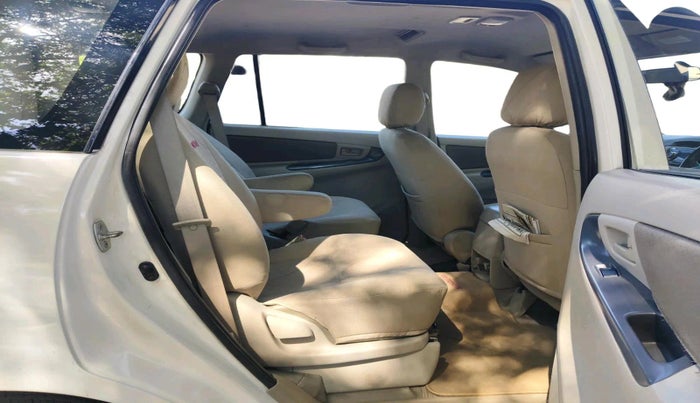 2013 Toyota Innova 2.5 GX 7 STR, Diesel, Manual, 1,29,432 km, interior