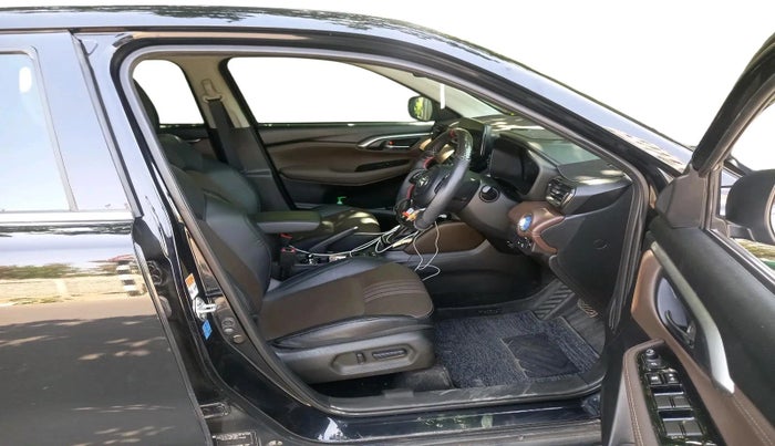 2025 Toyota URBAN CRUISER HYRYDER V HYBRID, Hybrid, Automatic, 17,466 km, interior