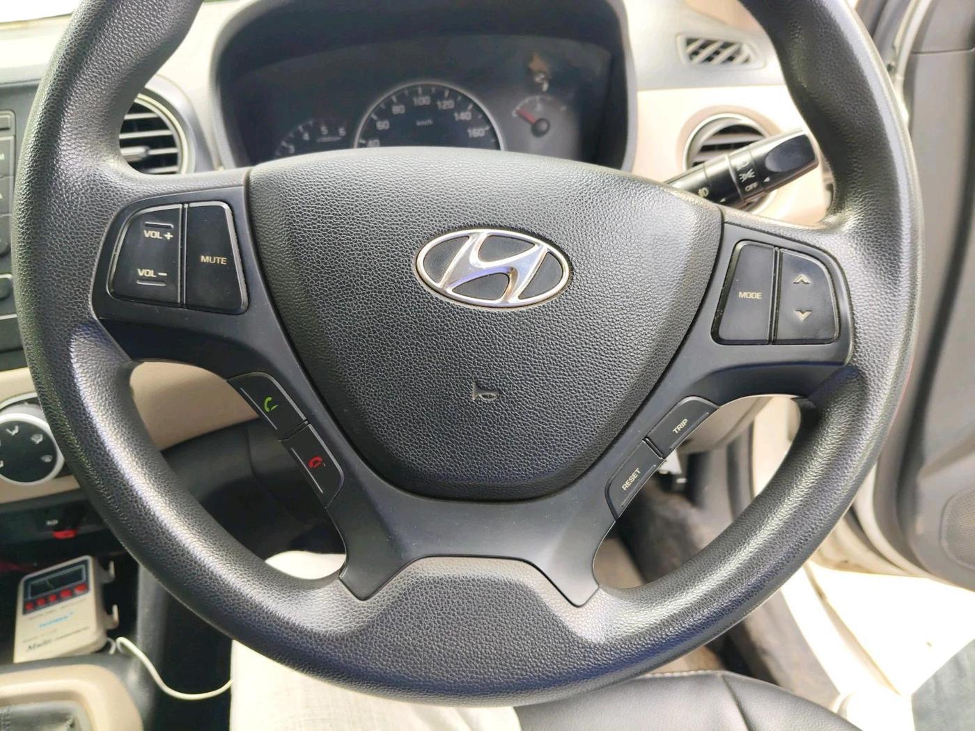 2015 Hyundai Grand i10 SPORTZ 1.1 CRDI, Diesel, Manual, 1,76,013 km, interior