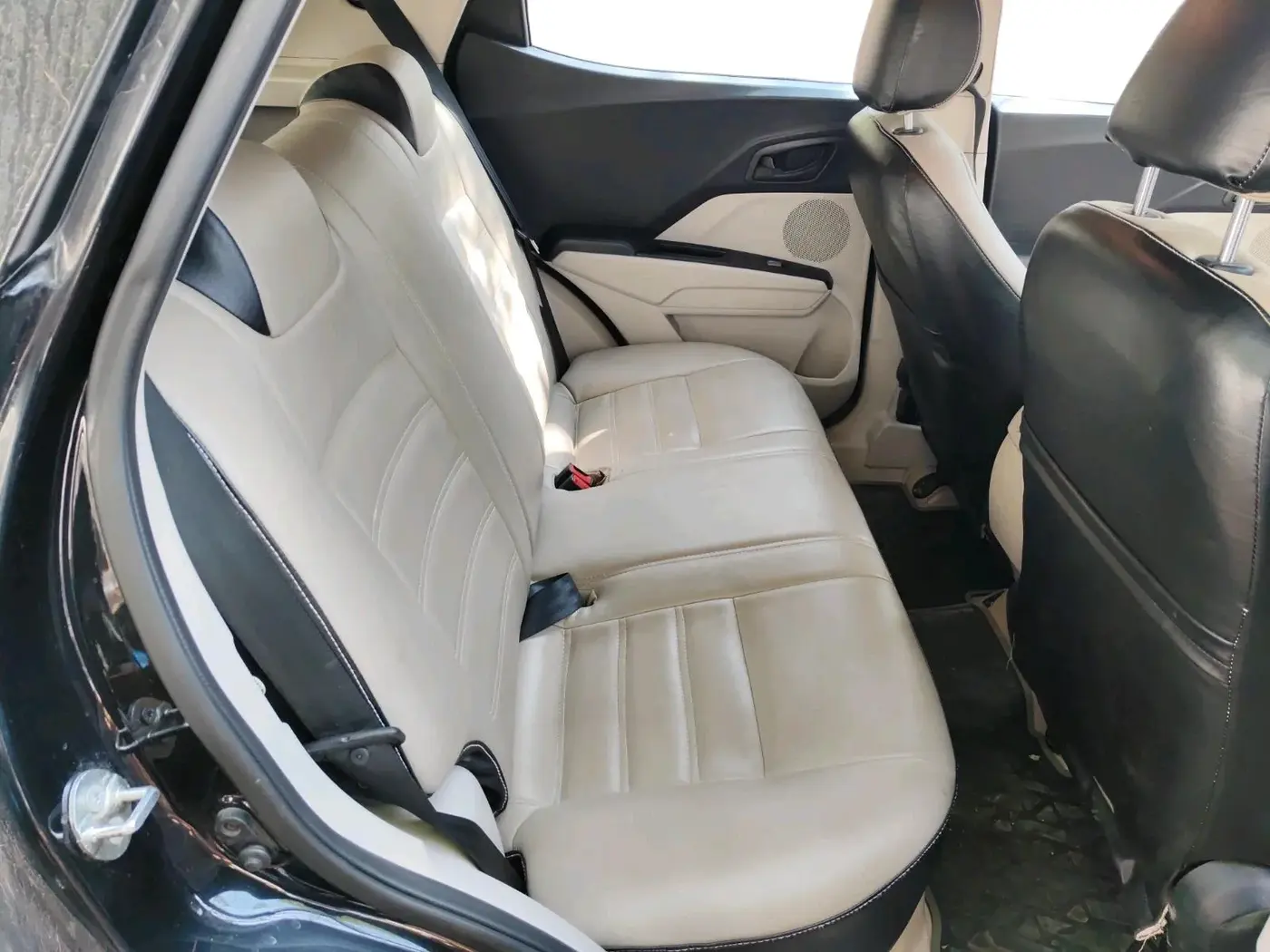 2022 Mahindra XUV300 W6 1.5 Diesel, Diesel, Manual, 68,902 km, interior