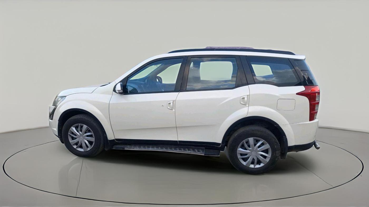 2017 Mahindra XUV500 W6 AT, Diesel, Automatic, 1,82,950 km, exterior