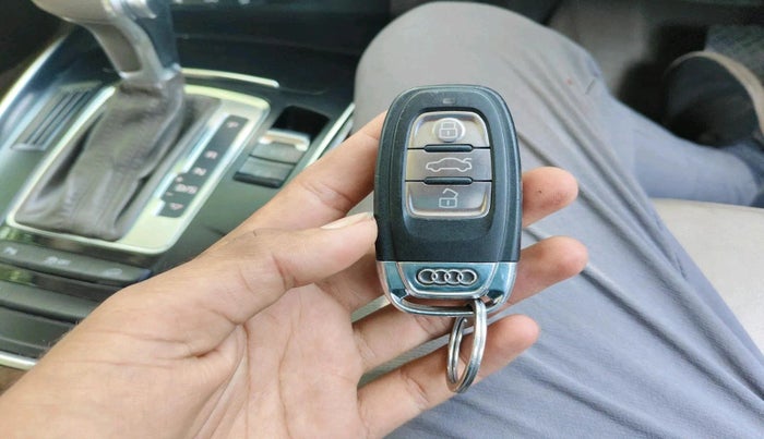 2014 Audi Q5 2.0 TDI PREMIUM PLUS, Diesel, Automatic, 1,60,582 km, interior