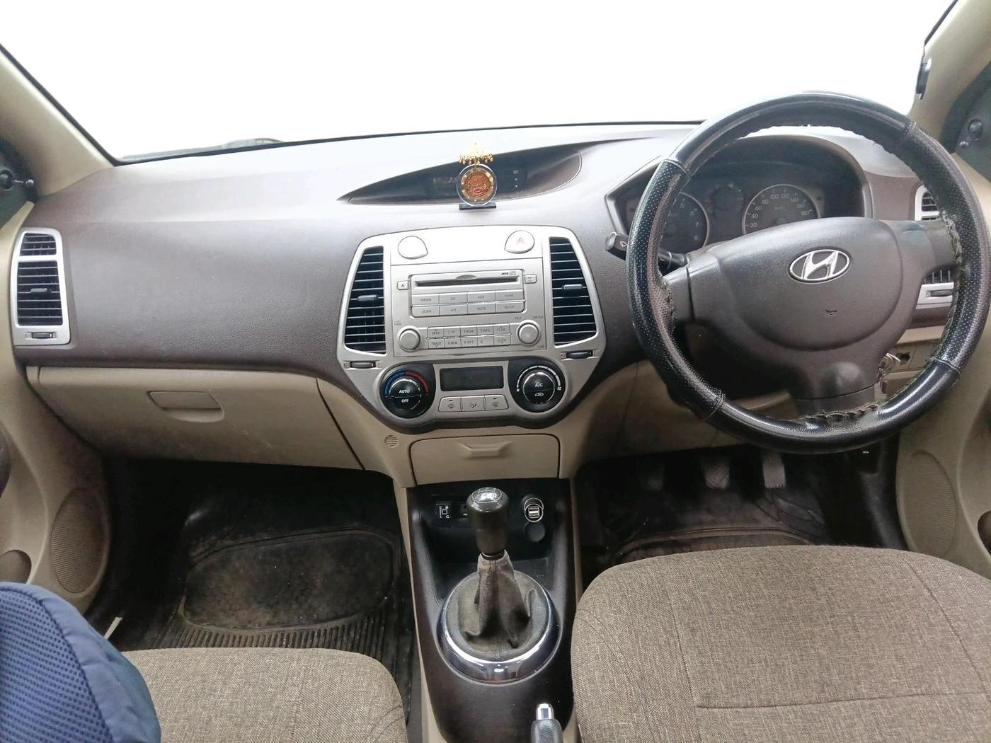 2011 Hyundai i20 MAGNA 1.2, CNG, Manual, 1,34,095 km, interior
