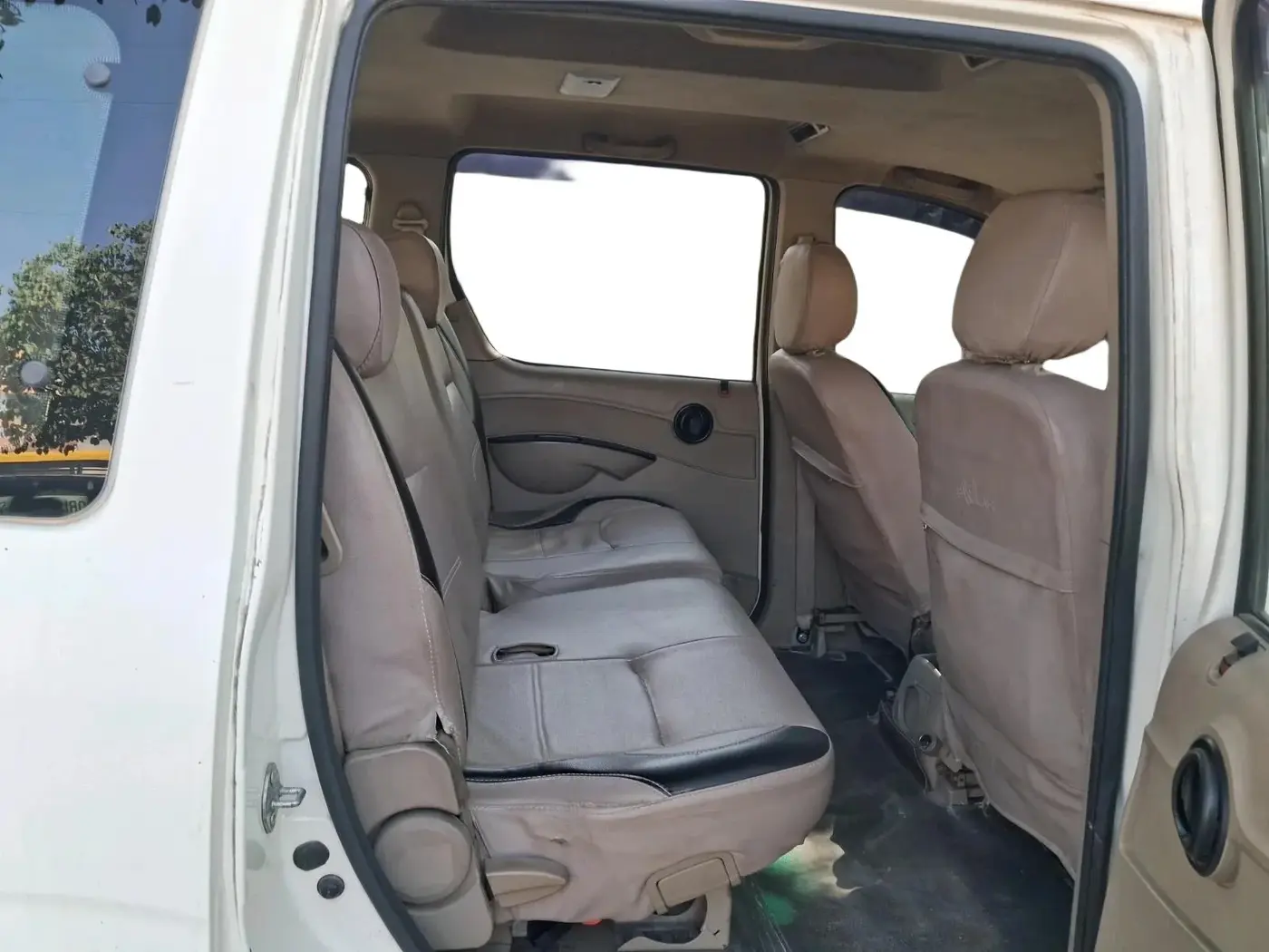 2017 Mahindra Xylo D4, Diesel, Manual, 2,12,12,22,123 km, interior