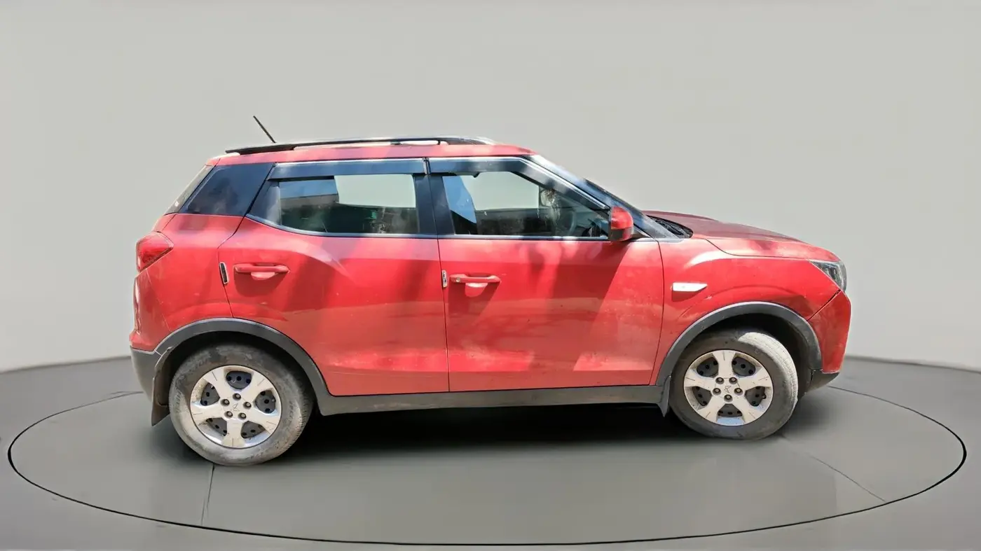 2023 Mahindra XUV300 W6 1.2 PETROL, Petrol, Manual, 23,135 km, exterior