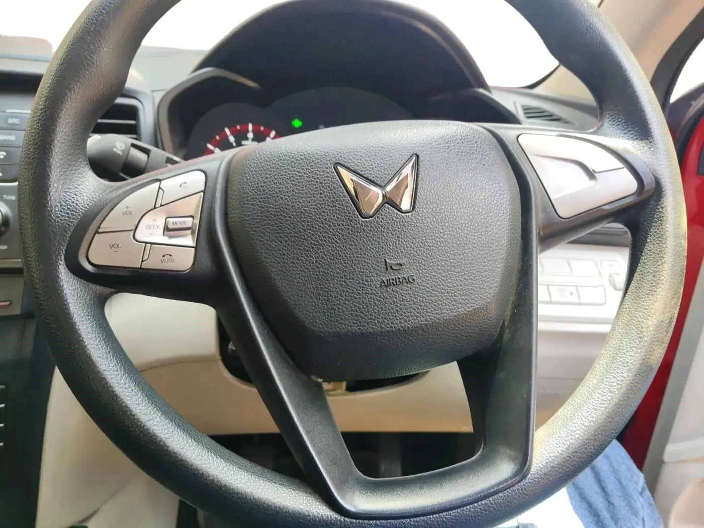 2023 Mahindra XUV300 W6 1.2 PETROL, Petrol, Manual, 23,135 km, interior