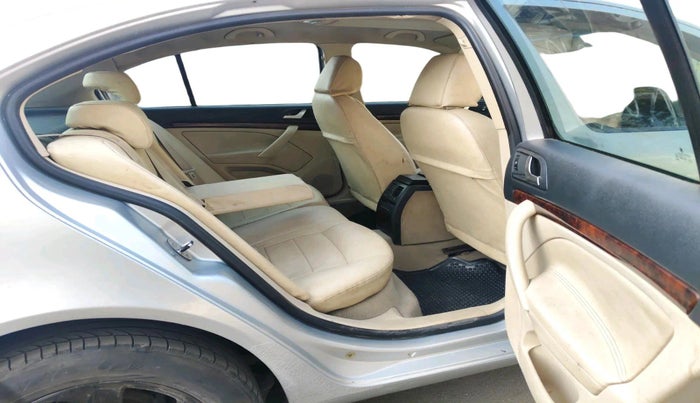 2010 Skoda Laura ELEGANCE 2.0 TDI CR MT, Diesel, Manual, 1,66,083 km, interior