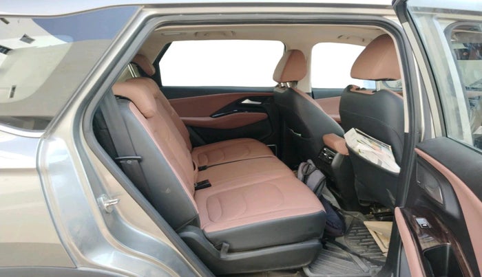 2025 MG HECTOR PLUS SAVVY PRO 1.5 TURBO CVT 7 STR, Petrol, Automatic, 15,063 km, interior