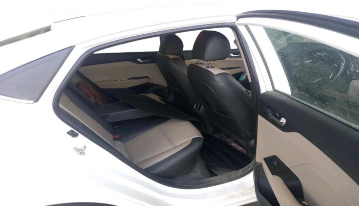 2017 Hyundai Verna 1.6 VTVT SX (O) AT, CNG, Automatic, 1,03,680 km, interior