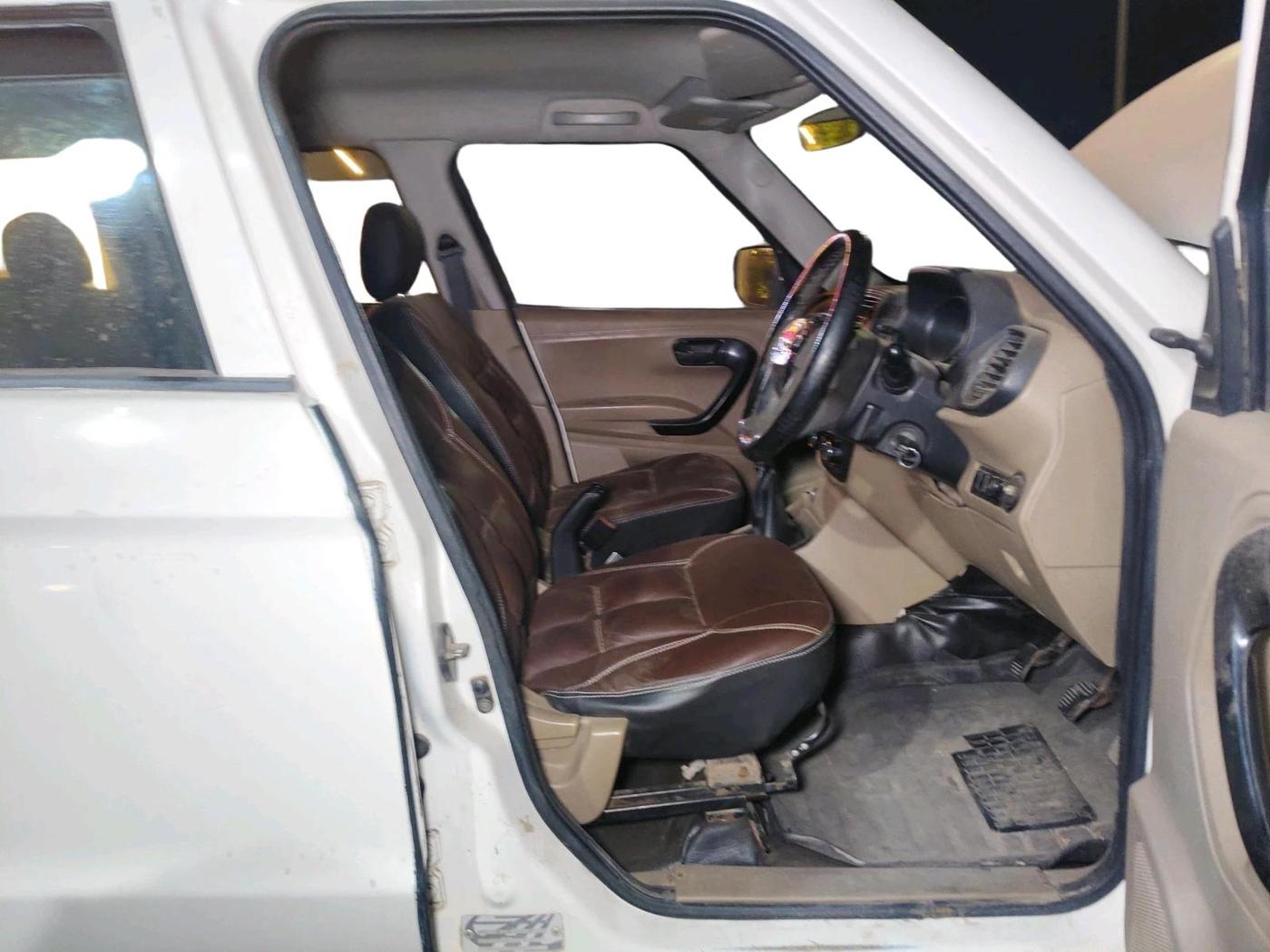 2018 Mahindra TUV300 T4 PLUS, Diesel, Manual, 2,38,556 km, interior