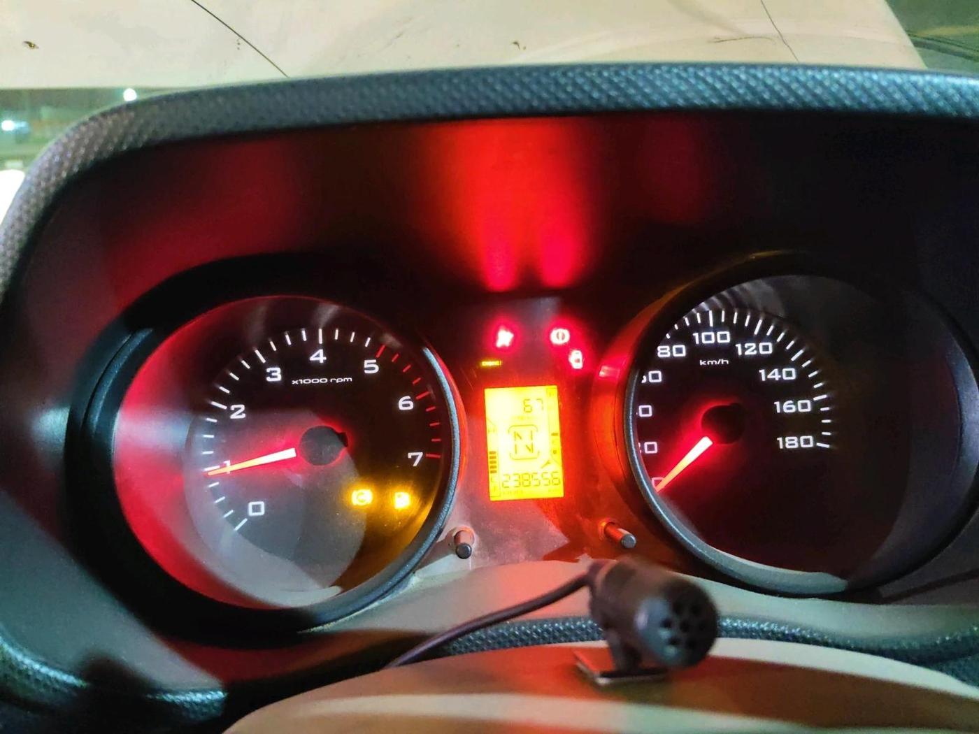 2018 Mahindra TUV300 T4 PLUS, Diesel, Manual, 2,38,556 km, interior