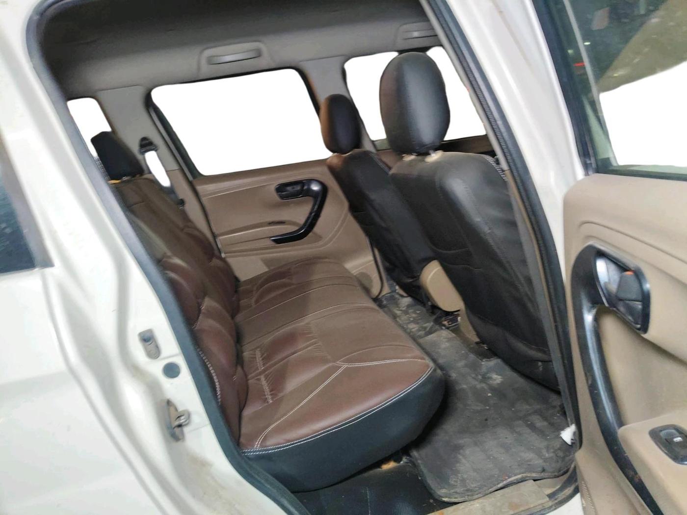 2018 Mahindra TUV300 T4 PLUS, Diesel, Manual, 2,38,556 km, interior
