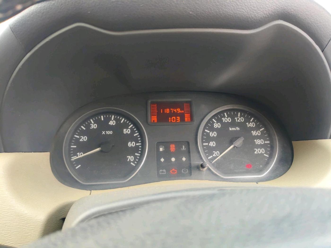 2014 Nissan Terrano XV D THP 110 PS, Diesel, Manual, 1,18,749 km, interior