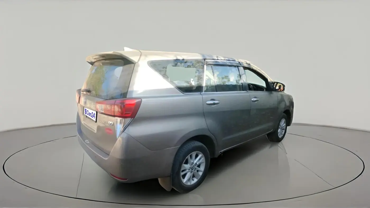 2017 Toyota Innova Crysta 2.4 VX 7 STR, Diesel, Manual, 1,40,488 km, exterior