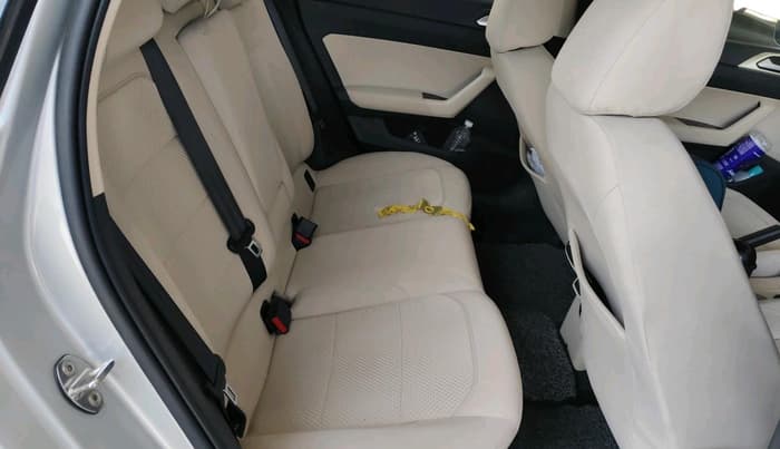 2022 Volkswagen VIRTUS HIGHLINE TSI 1.0 MT, Petrol, Manual, 76,771 km, interior