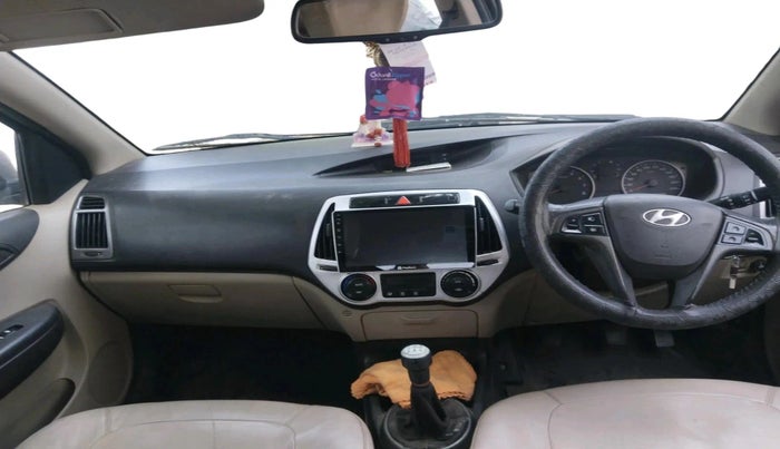 2014 Hyundai i20 SPORTZ 1.2, CNG, Manual, 1,66,412 km, interior