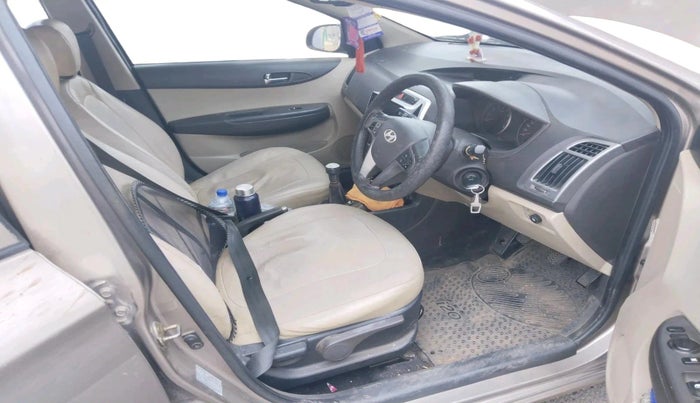 2014 Hyundai i20 SPORTZ 1.2, CNG, Manual, 1,66,412 km, interior