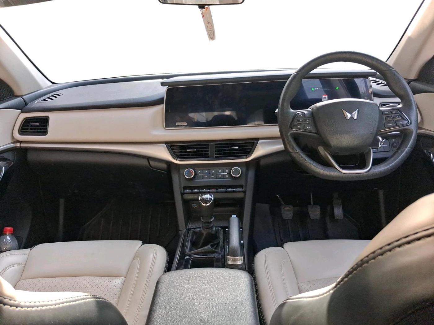 2024 Mahindra XUV700 AX 5 D MT 7 STR, Diesel, Manual, 29,012 km, interior