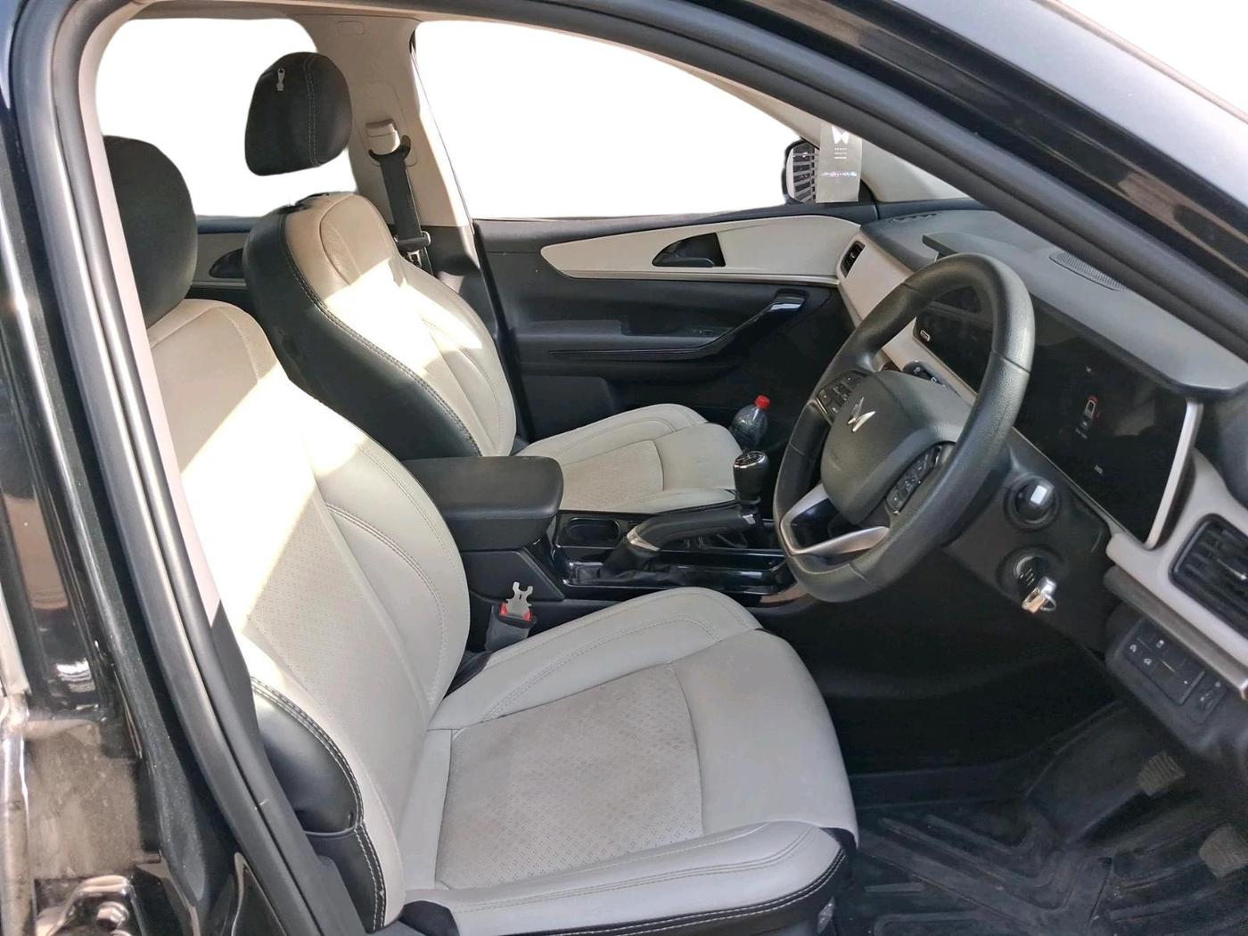 2024 Mahindra XUV700 AX 5 D MT 7 STR, Diesel, Manual, 29,012 km, interior