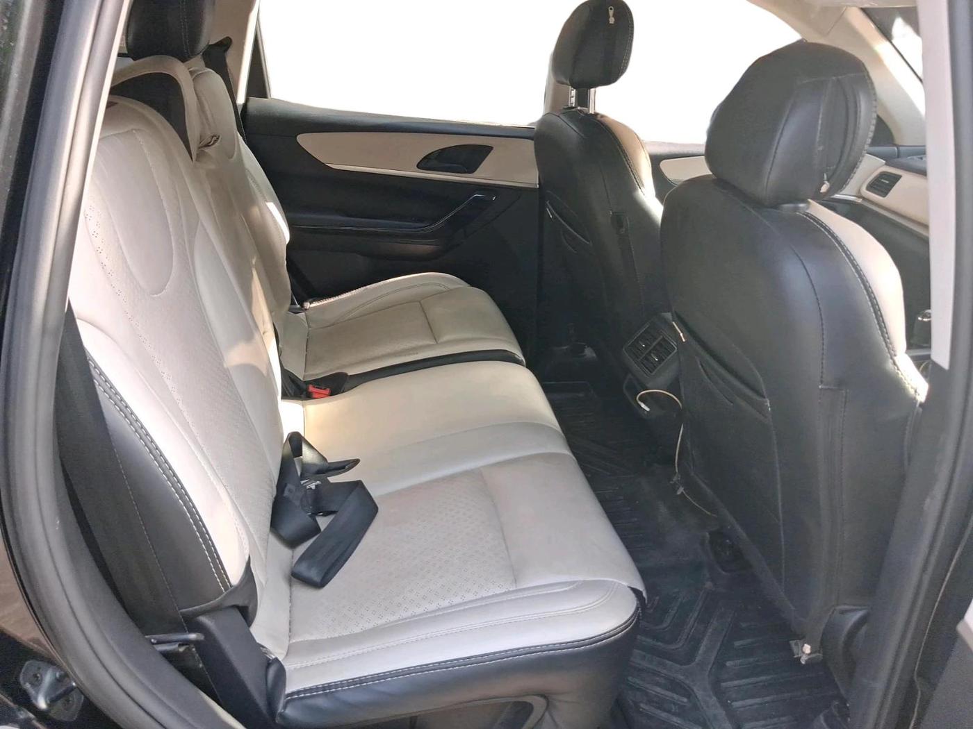 2024 Mahindra XUV700 AX 5 D MT 7 STR, Diesel, Manual, 29,012 km, interior