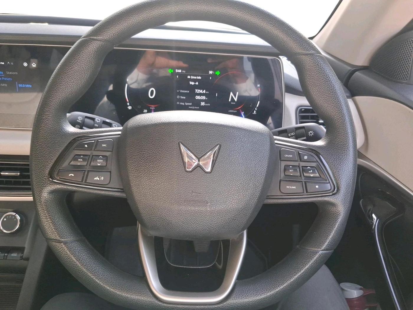 2024 Mahindra XUV700 AX 5 D MT 7 STR, Diesel, Manual, 29,012 km, interior