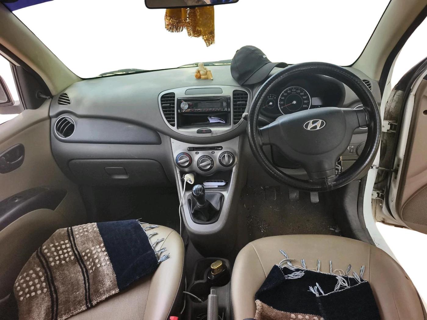 2013 Hyundai i10 ERA 1.1, CNG, Manual, 1,27,841 km, interior