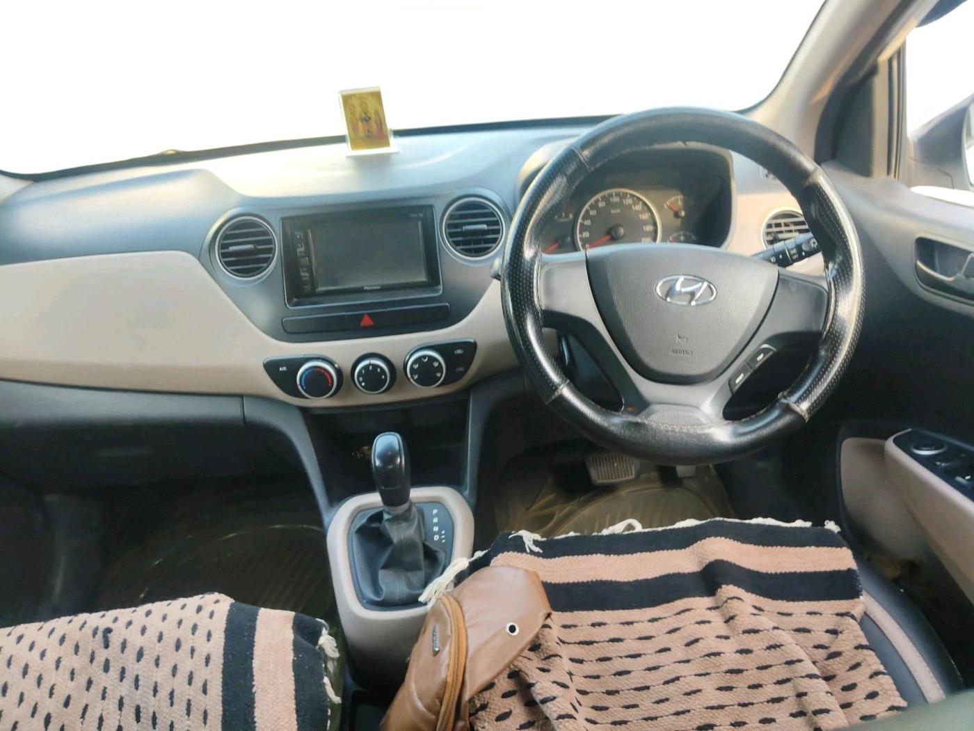 2017 Hyundai Grand i10 MAGNA AT 1.2 KAPPA VTVT, CNG, Automatic, 1,11,136 km, interior