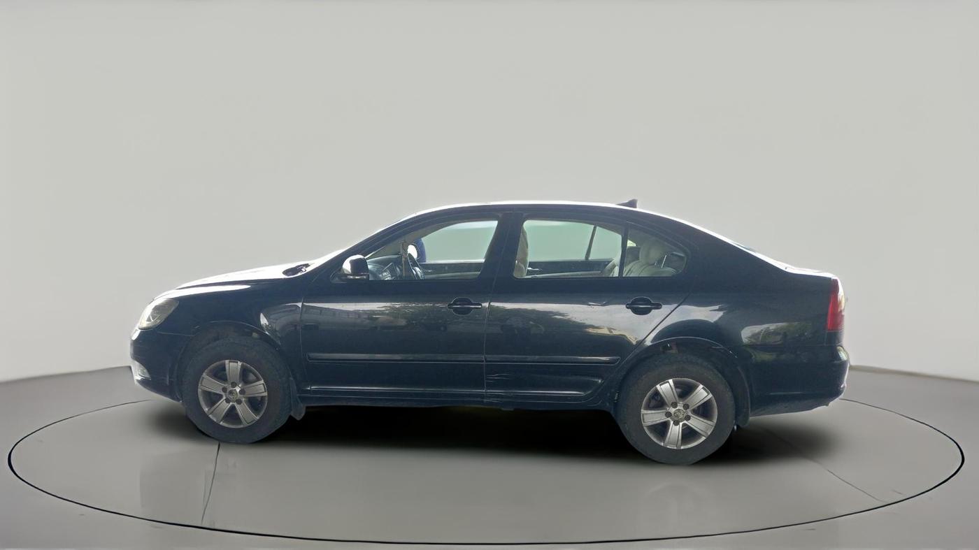 2013 Skoda Laura AMBIENTE 2.0 TDI CR MT, Diesel, Manual, 1,32,037 km, exterior