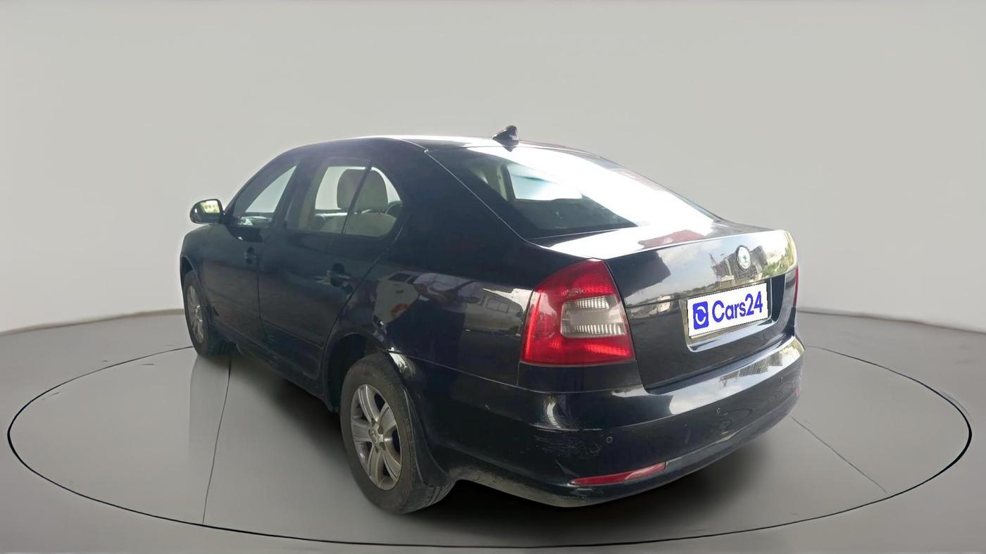 2013 Skoda Laura AMBIENTE 2.0 TDI CR MT, Diesel, Manual, 1,32,037 km, exterior