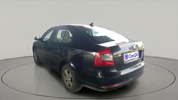 2013 Skoda Laura AMBIENTE 2.0 TDI CR MT, Diesel, Manual, 1,32,037 km, exterior