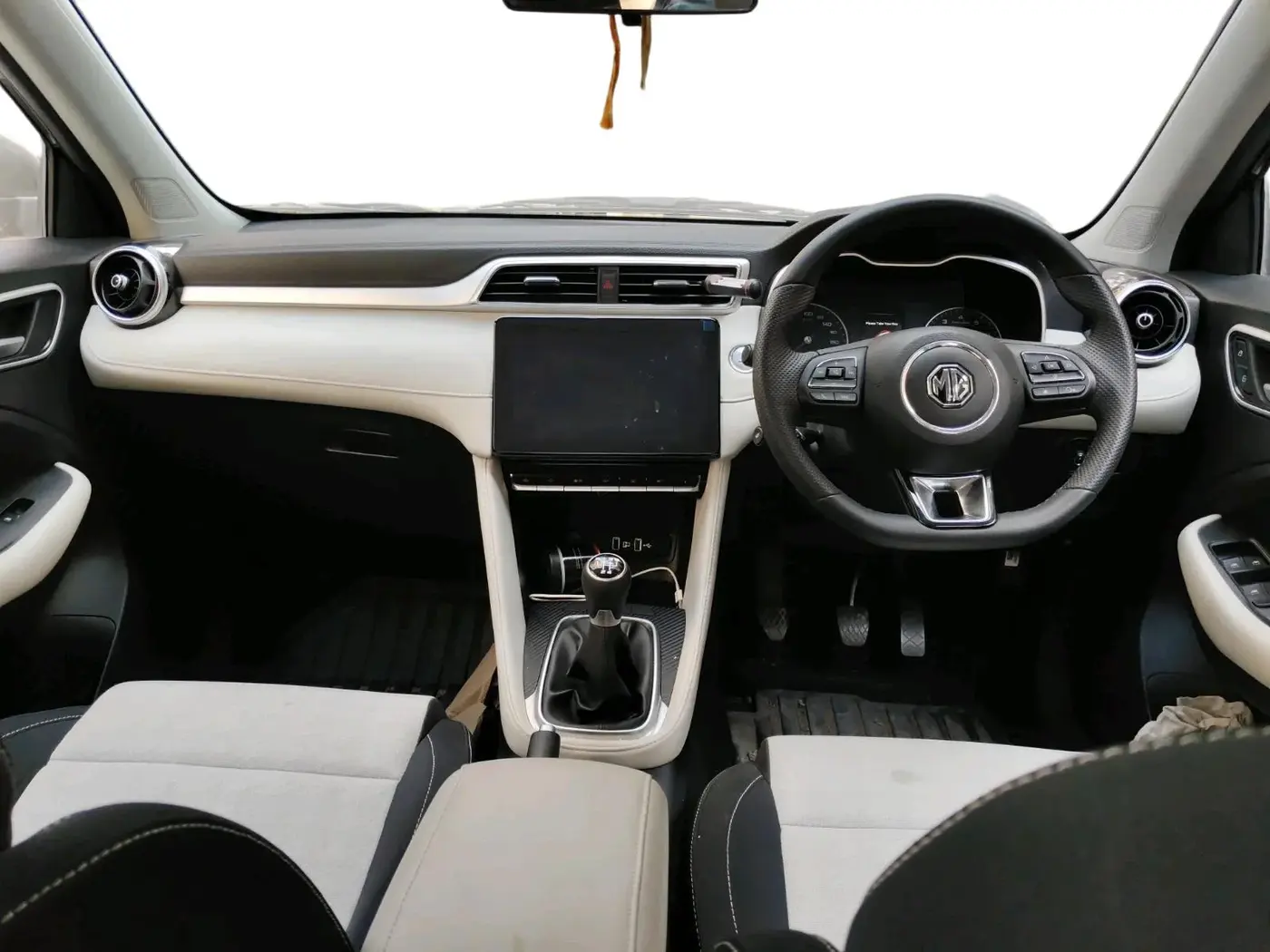 2024 MG ASTOR Shine 1.5 MT (Ivory), Petrol, Manual, 5,001 km, interior