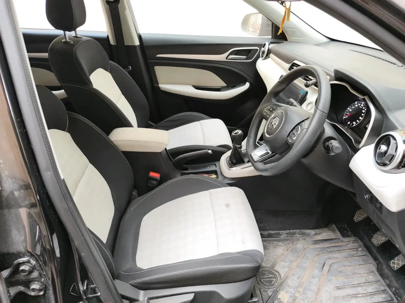2024 MG ASTOR Shine 1.5 MT (Ivory), Petrol, Manual, 5,001 km, interior