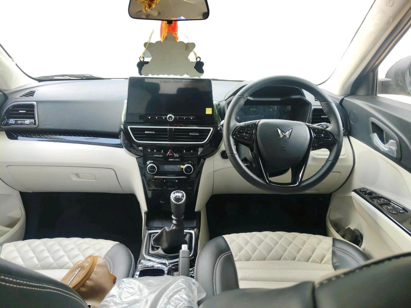2026 Mahindra XUV 3XO AX5 1.5 Turbo Diesel, Diesel, Manual, 3,842 km, interior