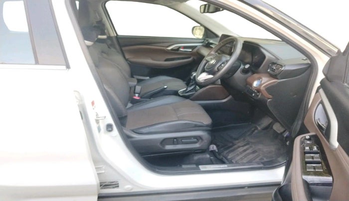 2025 Toyota URBAN CRUISER HYRYDER V HYBRID, Hybrid, Automatic, 8,745 km, interior