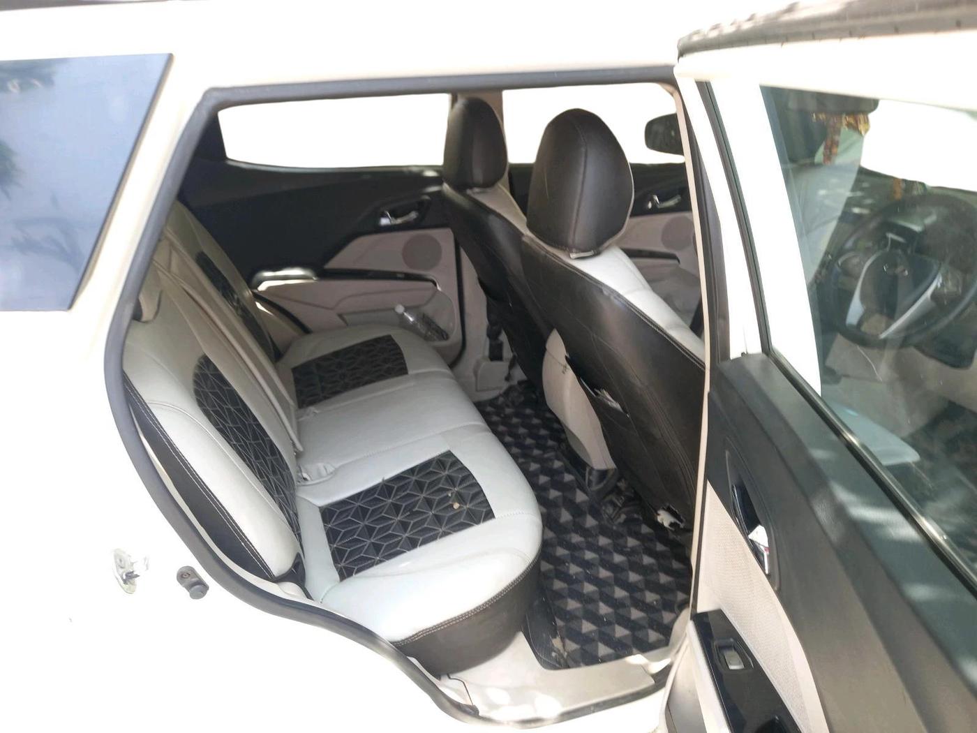 2020 Mahindra XUV300 W8 1.2 PETROL, Petrol, Manual, 1,13,245 km, interior