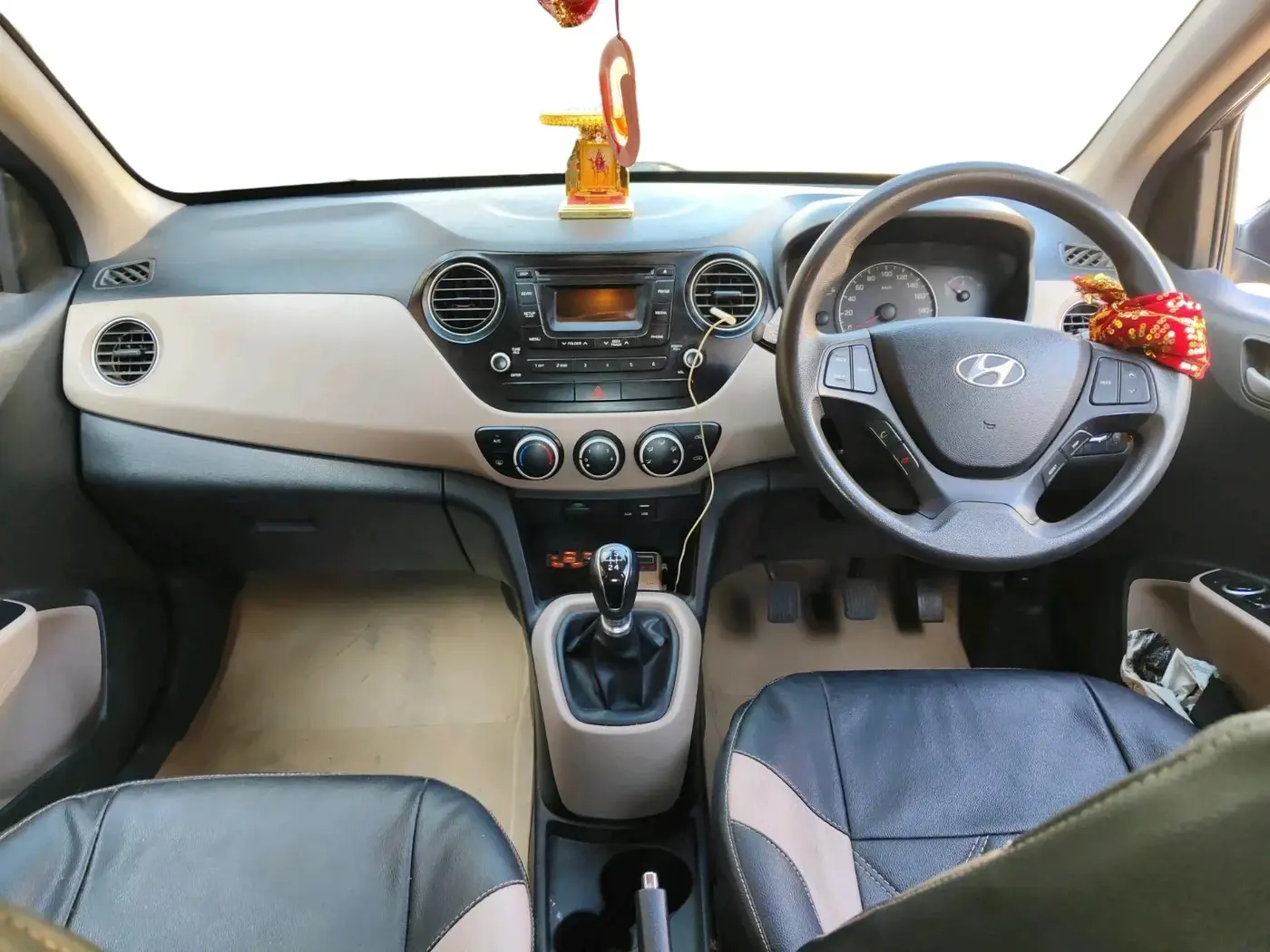 2015 Hyundai Grand i10 SPORTZ 1.1 CRDI, Diesel, Manual, 3,00,000 km, interior