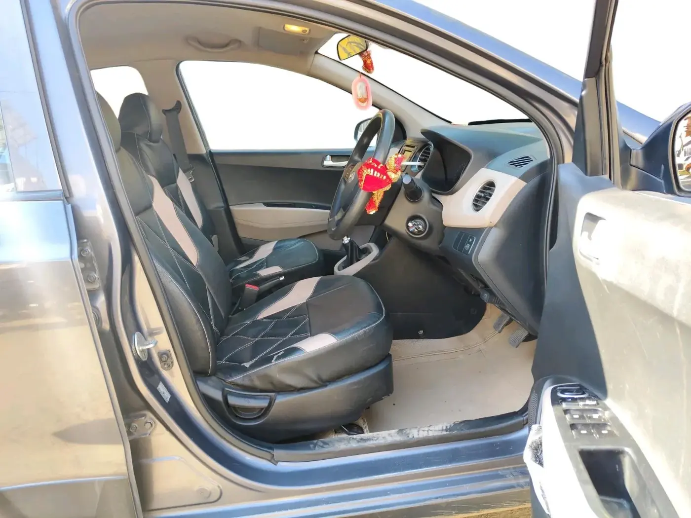 2015 Hyundai Grand i10 SPORTZ 1.1 CRDI, Diesel, Manual, 3,00,000 km, interior