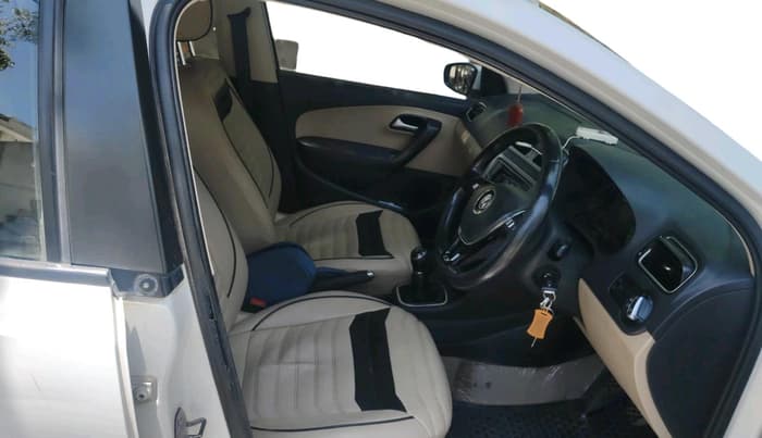 2016 Volkswagen Polo HIGHLINE1.2L, Petrol, Manual, 1,06,734 km, interior