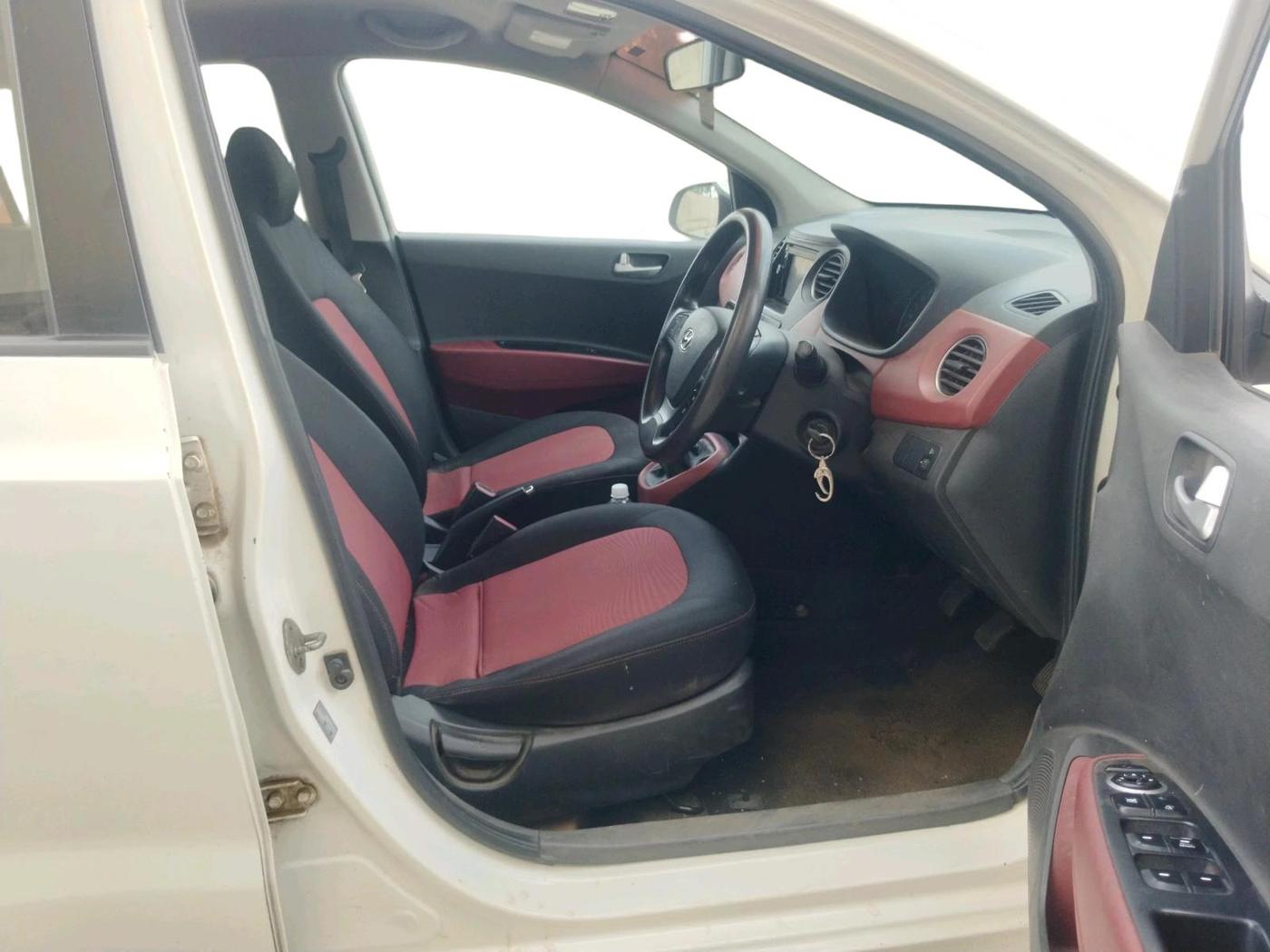 2016 Hyundai Grand i10 SPORTZ 1.2 KAPPA VTVT, Petrol, Manual, 1,10,888 km, interior