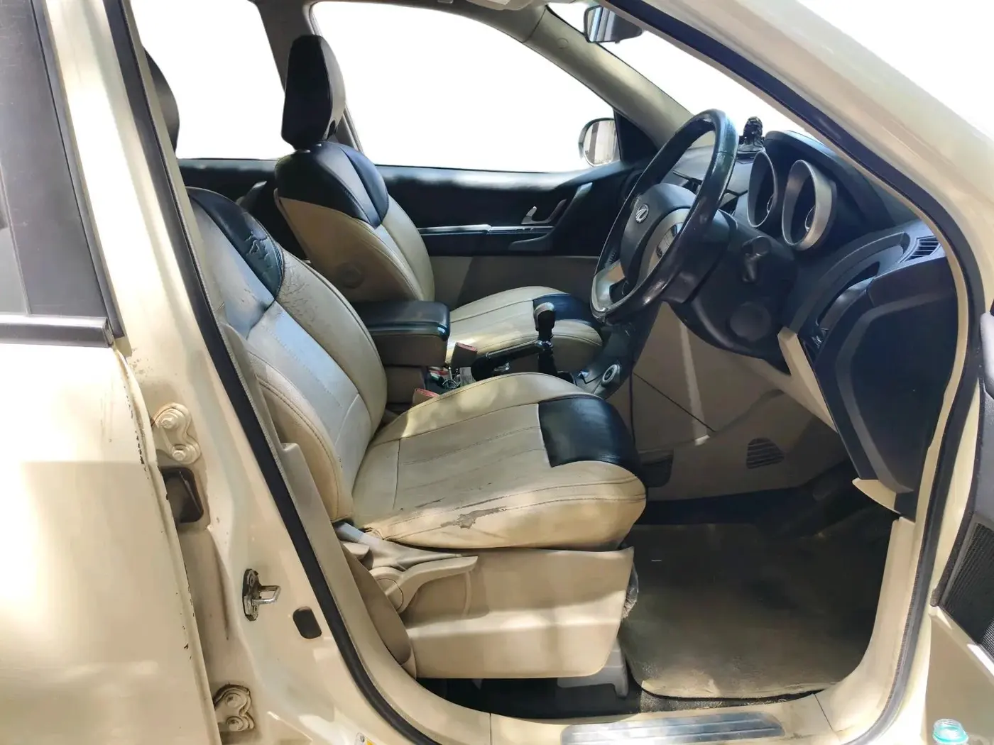 2017 Mahindra XUV500 W9, Diesel, Manual, 1,01,285 km, interior