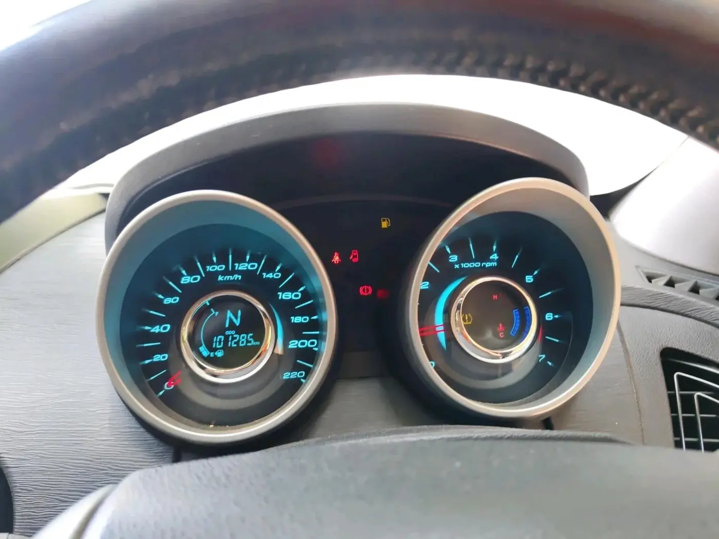 2017 Mahindra XUV500 W9, Diesel, Manual, 1,01,285 km, interior