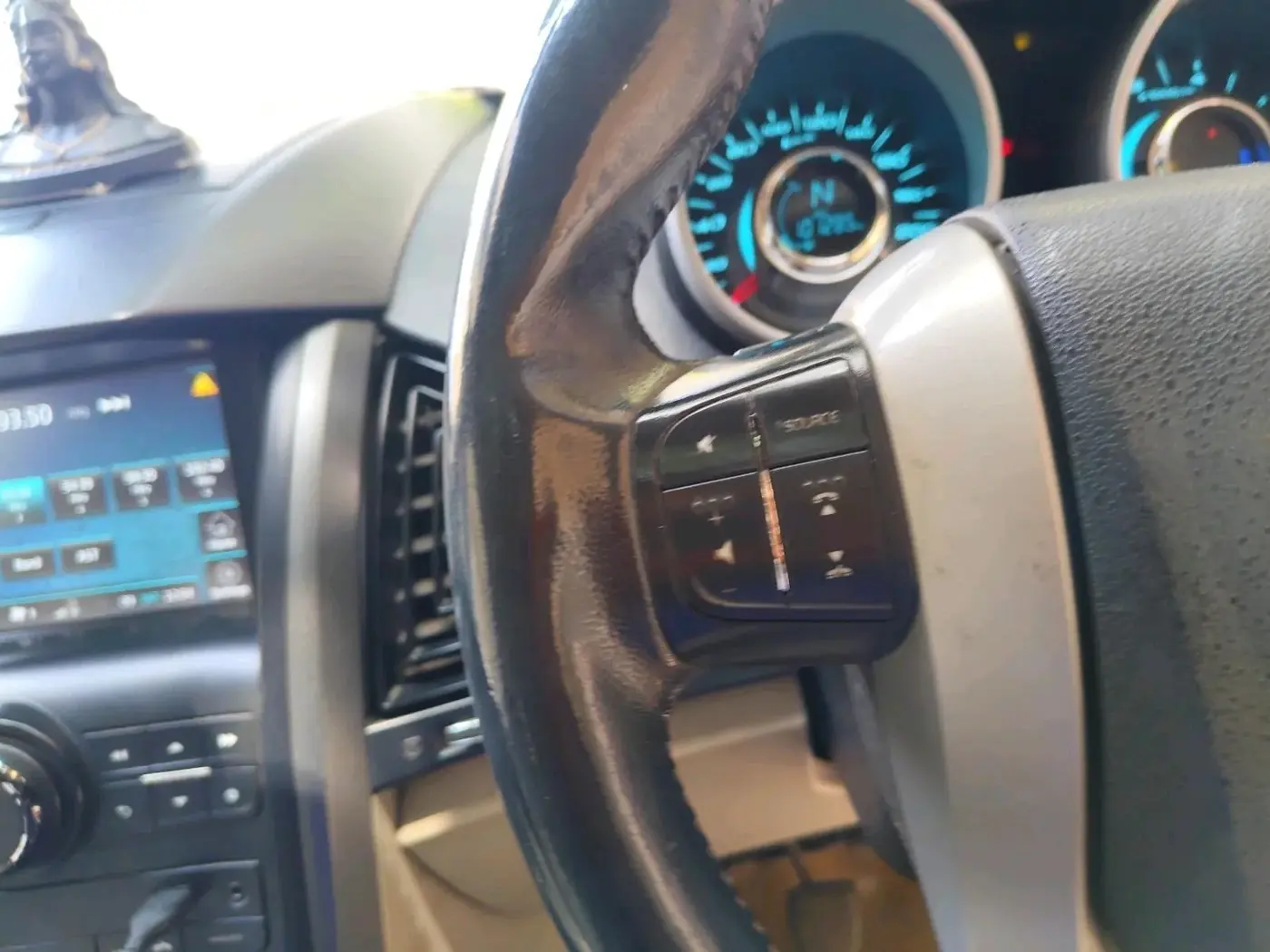 2017 Mahindra XUV500 W9, Diesel, Manual, 1,01,285 km, interior