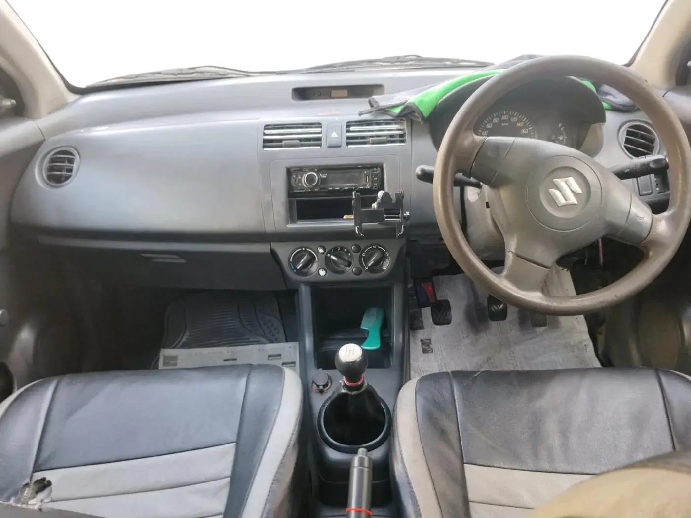 2011 Maruti Swift LXI, CNG, Manual, 1,14,291 km, interior
