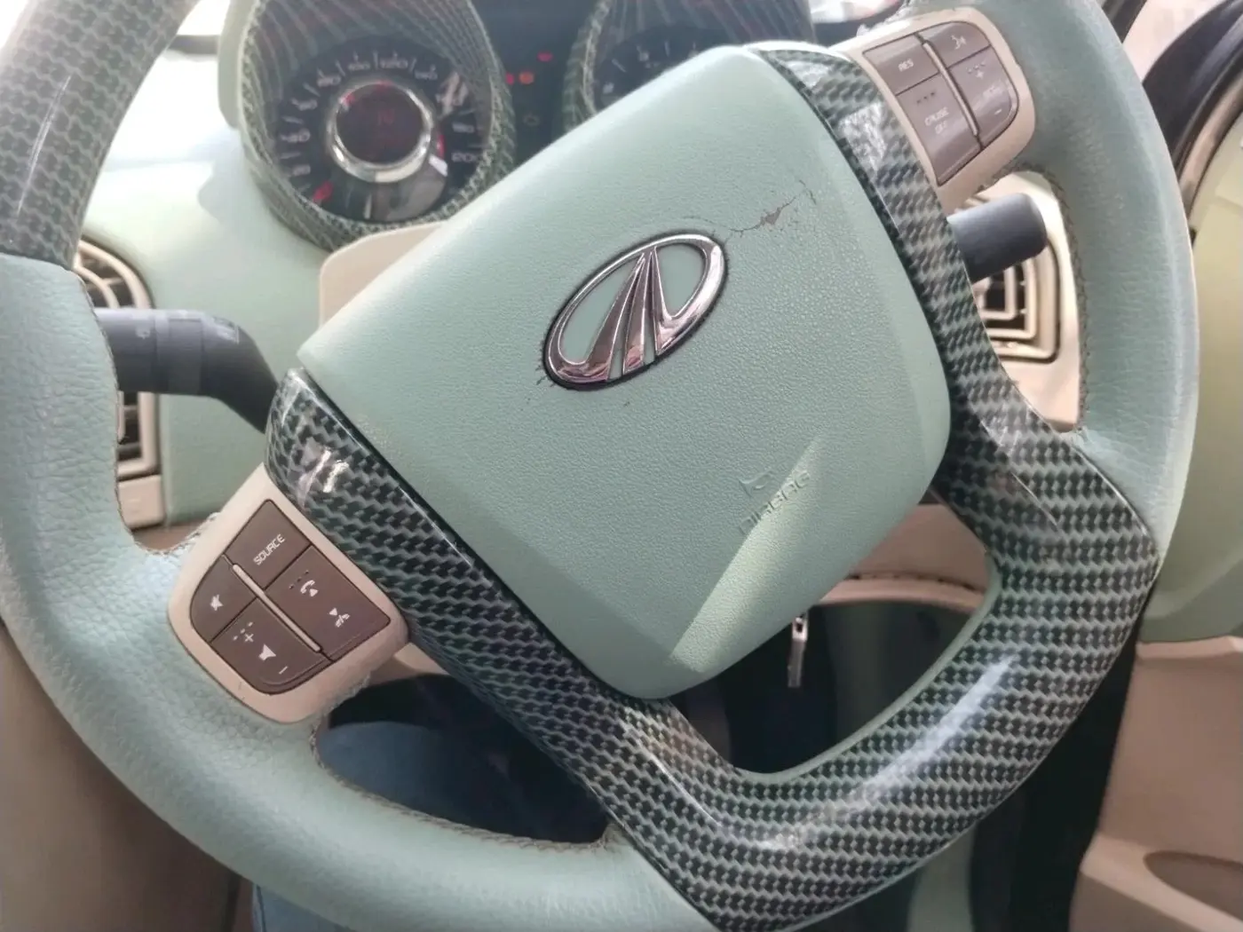 2015 Mahindra XUV500 W6, Diesel, Manual, 1,73,790 km, interior