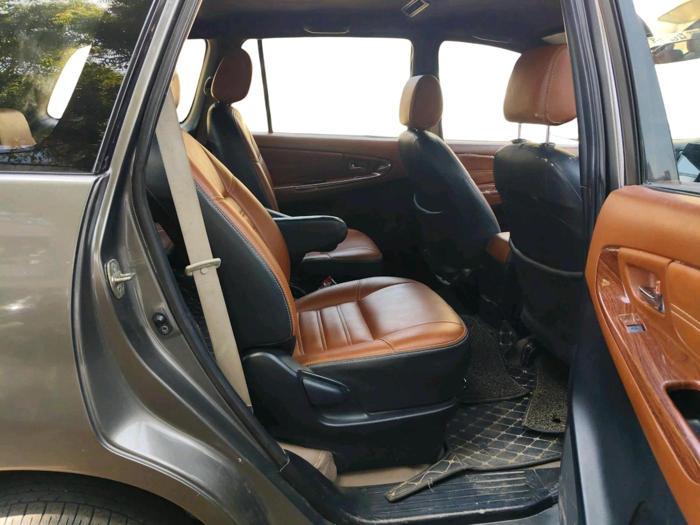 2013 Toyota Innova 2.5 VX 7 STR, Diesel, Manual, 2,13,476 km, interior
